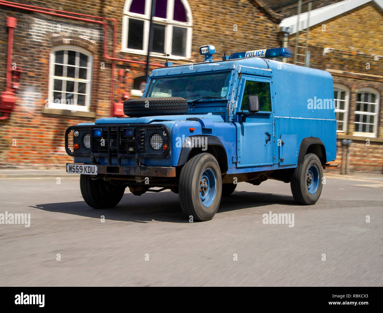 1994 la polizia corazzata Land Rover Defender 110 Foto Stock