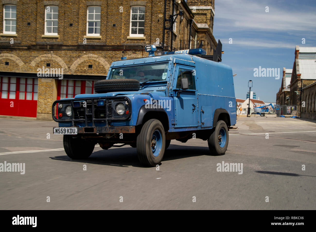 1994 la polizia corazzata Land Rover Defender 110 Foto Stock