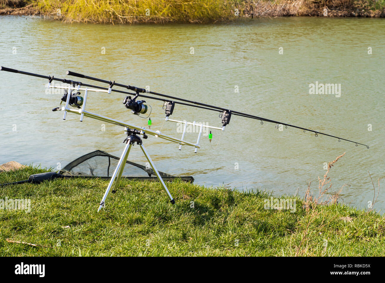 Canne da pesca sulla sponda del fiume, pesca sul fiume, in una giornata di  sole Foto stock - Alamy