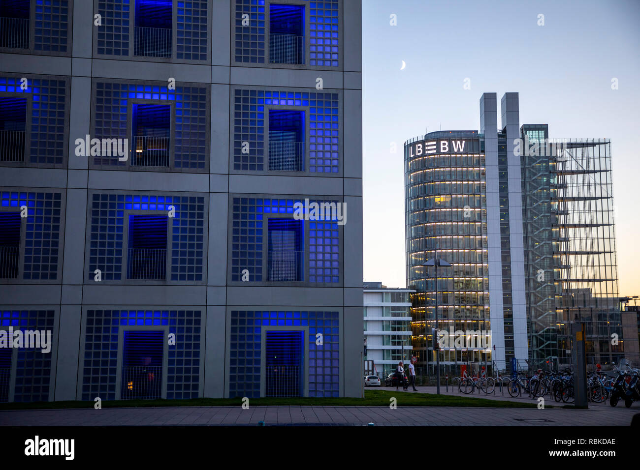 La nuova biblioteca della città di Stoccarda, in Europaviertel, facciata moderna, illuminato windows, blocchi di vetro, dietro la LBBW, Landesbank Baden-WŸrttembe Foto Stock