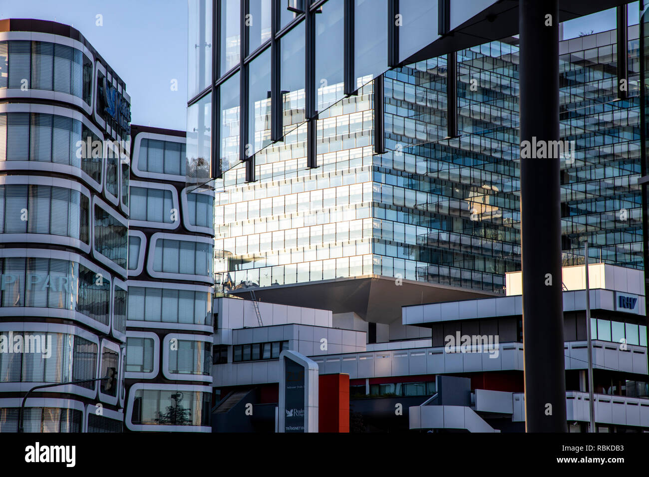 Edificio per uffici, sulla sinistra la Z-alto edificio di Stoccarda, nel quartiere europeo, facciata moderna, Germania Foto Stock