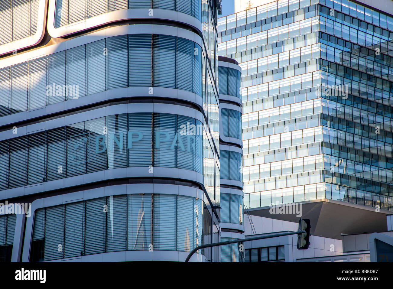 Edificio per uffici, sulla sinistra la Z-ALTO EDIFICIO, Stoccarda, in Europaviertel, facciata moderna, sede dell'azienda media Reader's Digest Foto Stock