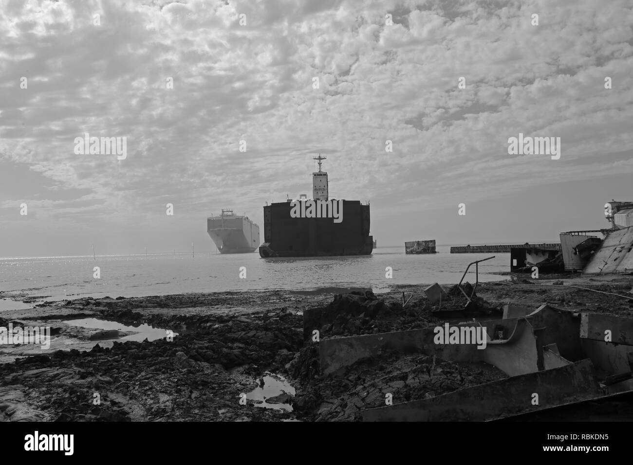 Chittagong, Bangladesh: Navi di essere distrutto in una nave cantiere di rottura in Sitakundu, vicino la città portuale di Chittagong, Bangladesh il 7 gennaio 2019. Sitakundu è uno dei più grandi del mondo nave cantiere di rottura. Più di 200.000 persone lavorano in 109 nave cantieri di rottura in quanto tengono a parte intera di navi con le loro mani. La nave rompendo industria ha cominciato negli anni sessanta e settanta dopo una nave lavato fino sulla spiaggia Sitakunda e successivamente è stato venduto per il rottame. © Rehman Asad / Alamy Stock Photo Foto Stock