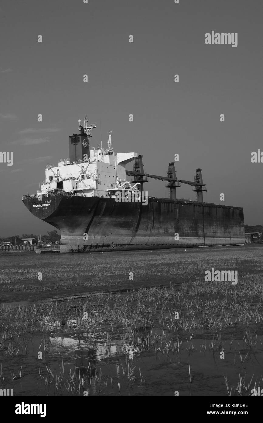 Chittagong, Bangladesh: Navi di essere distrutto in una nave cantiere di rottura in Sitakundu, vicino la città portuale di Chittagong, Bangladesh il 7 gennaio 2019. Sitakundu è uno dei più grandi del mondo nave cantiere di rottura. Più di 200.000 persone lavorano in 109 nave cantieri di rottura in quanto tengono a parte intera di navi con le loro mani. La nave rompendo industria ha cominciato negli anni sessanta e settanta dopo una nave lavato fino sulla spiaggia Sitakunda e successivamente è stato venduto per il rottame. © Rehman Asad / Alamy Stock Photo Foto Stock