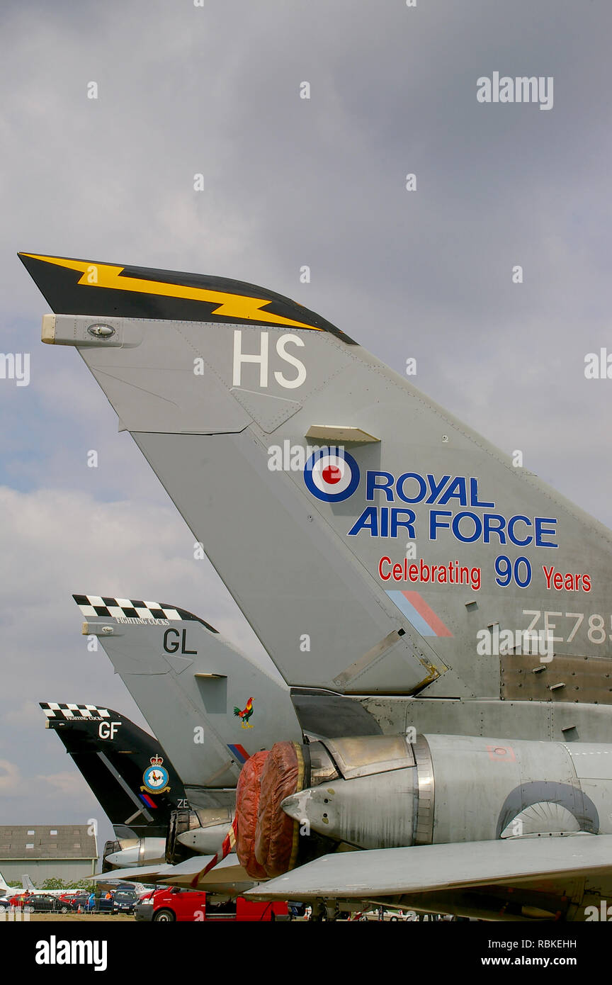 RAF, Royal Air Force Panavia Tornado F3 coda di aerei da caccia a reazione con schema del 90° anniversario. Festeggiamo i 90 anni della RAF Foto Stock