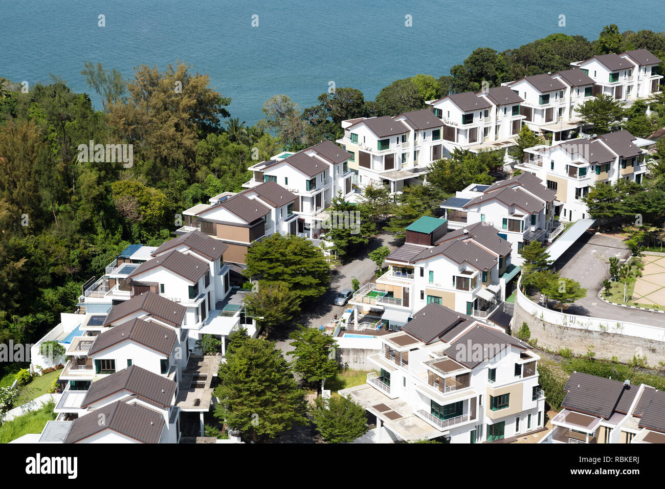 Vista al di sopra di un semi alloggiamento staccato lo sviluppo di quartiere situato in Batu Ferringhi sull isola di Penang in Malesia. Foto Stock