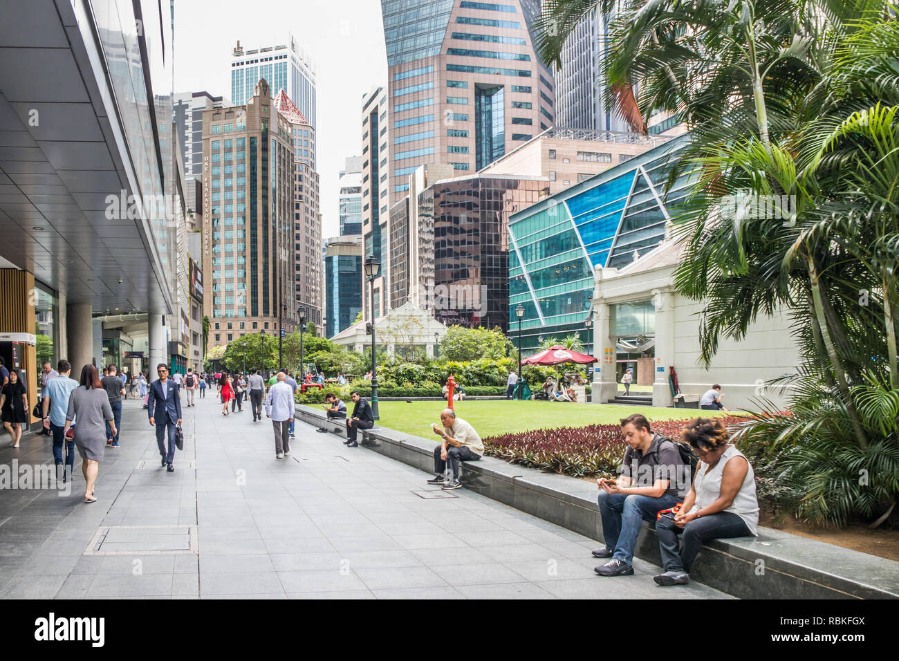 Singapore - 21 dicembre 2018: la gente in Raffles Place. Il giardino si trova nel centro del quartiere degli affari. Foto Stock