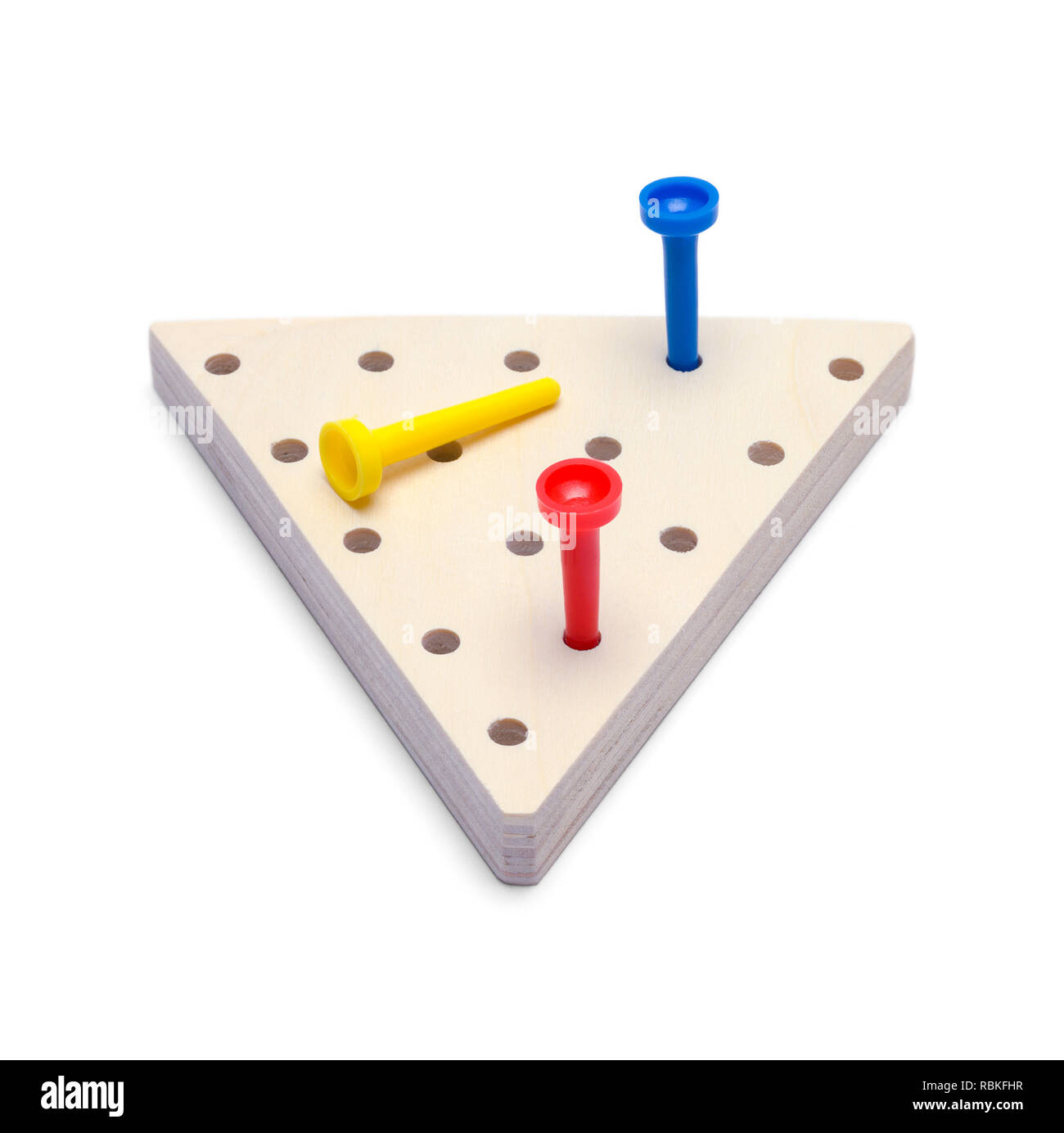 Gioco di PEG con il triangolo di legno isolato su bianco. Foto Stock