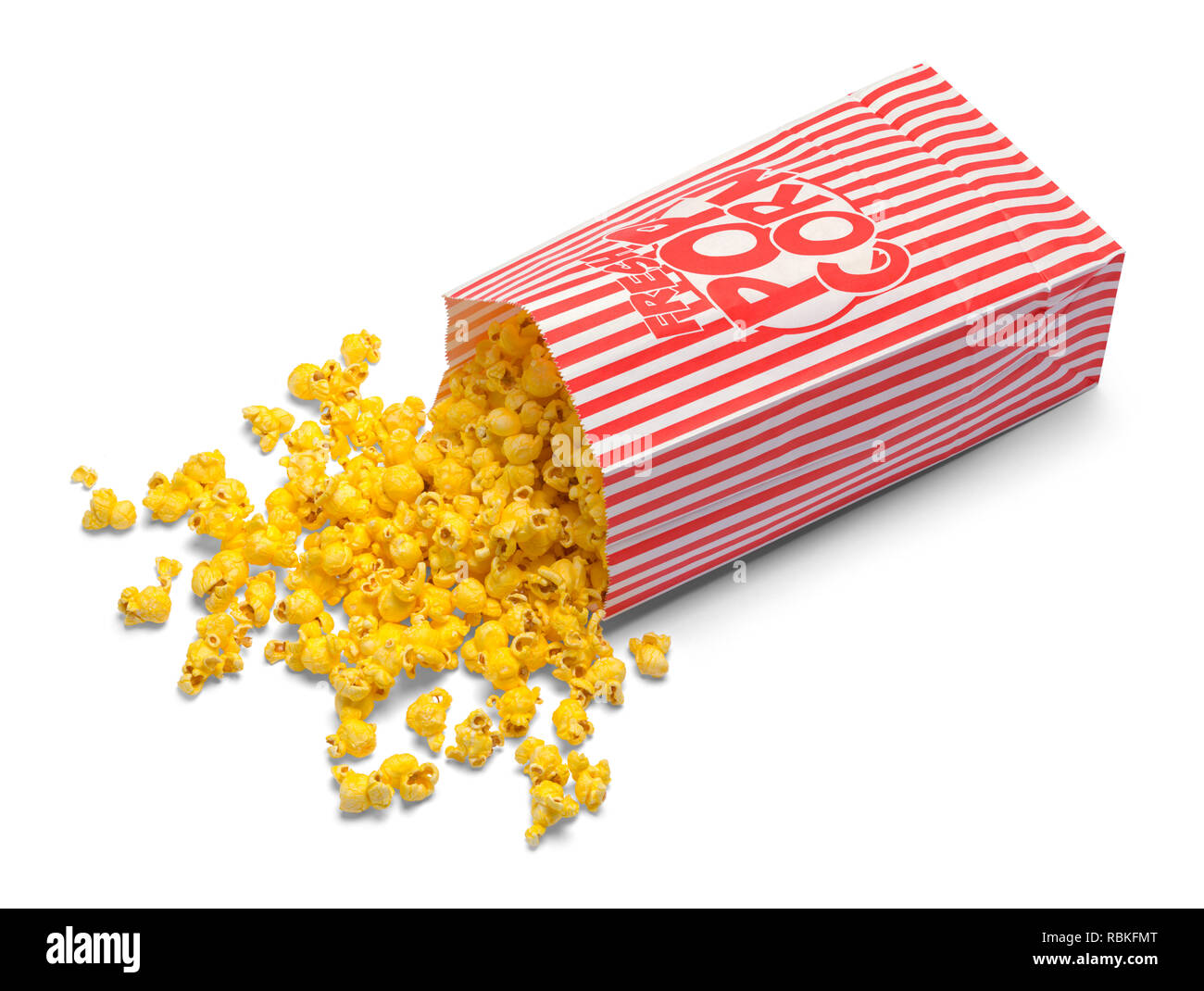 Sacchetto di popcorn fuoriuscito isolati su sfondo bianco. Foto Stock