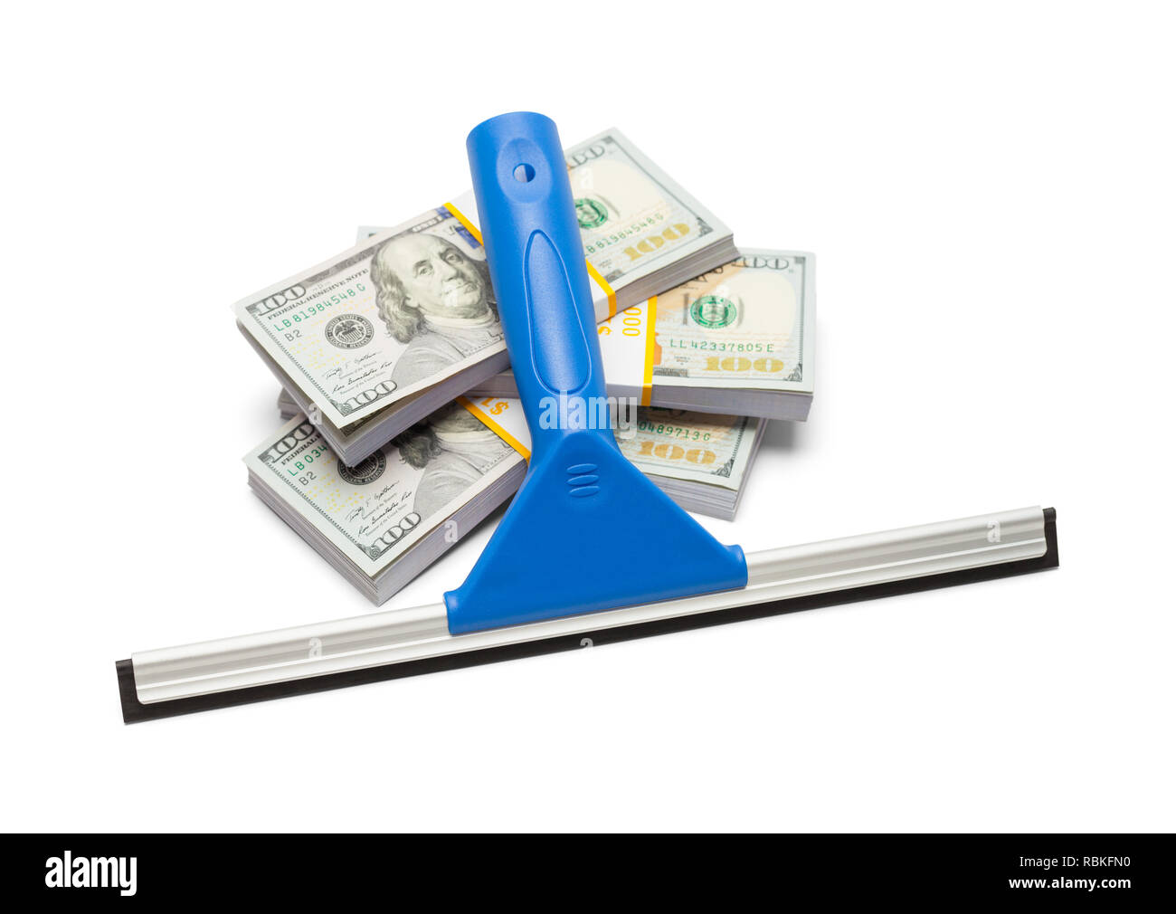 Finestra blu Spatola di pulizia con la pila di denaro isolato su bianco. Foto Stock