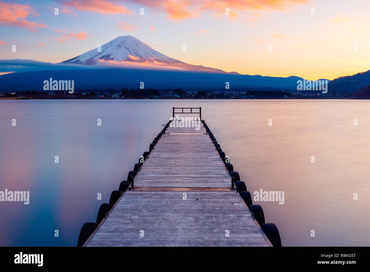 Mt. Fuji con un dock leader nel Lago Kawaguchi, Giappone Foto Stock