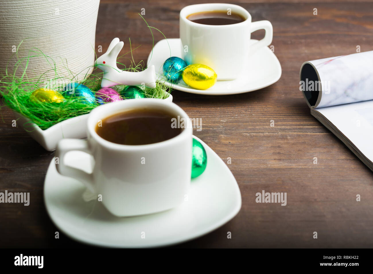 Una tazza bianca sotto la macchina del caffè Foto stock - Alamy