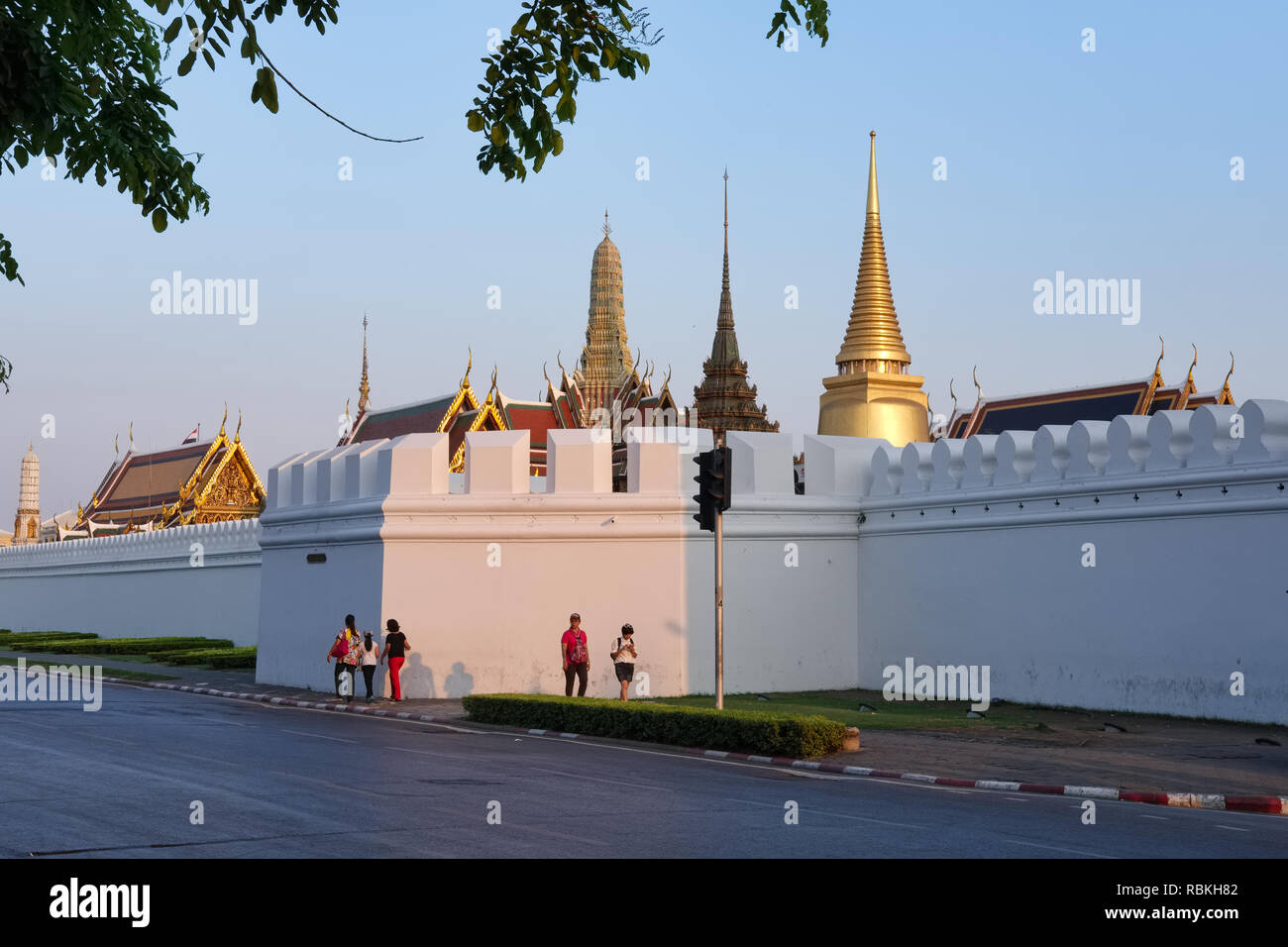 Il Wat Phra Kaew (Gaew) e Grand Palace a Bangkok, Thailandia, casa del Buddha di Giada e del paese più venerato tempio, visto dalla sua parete nord Foto Stock