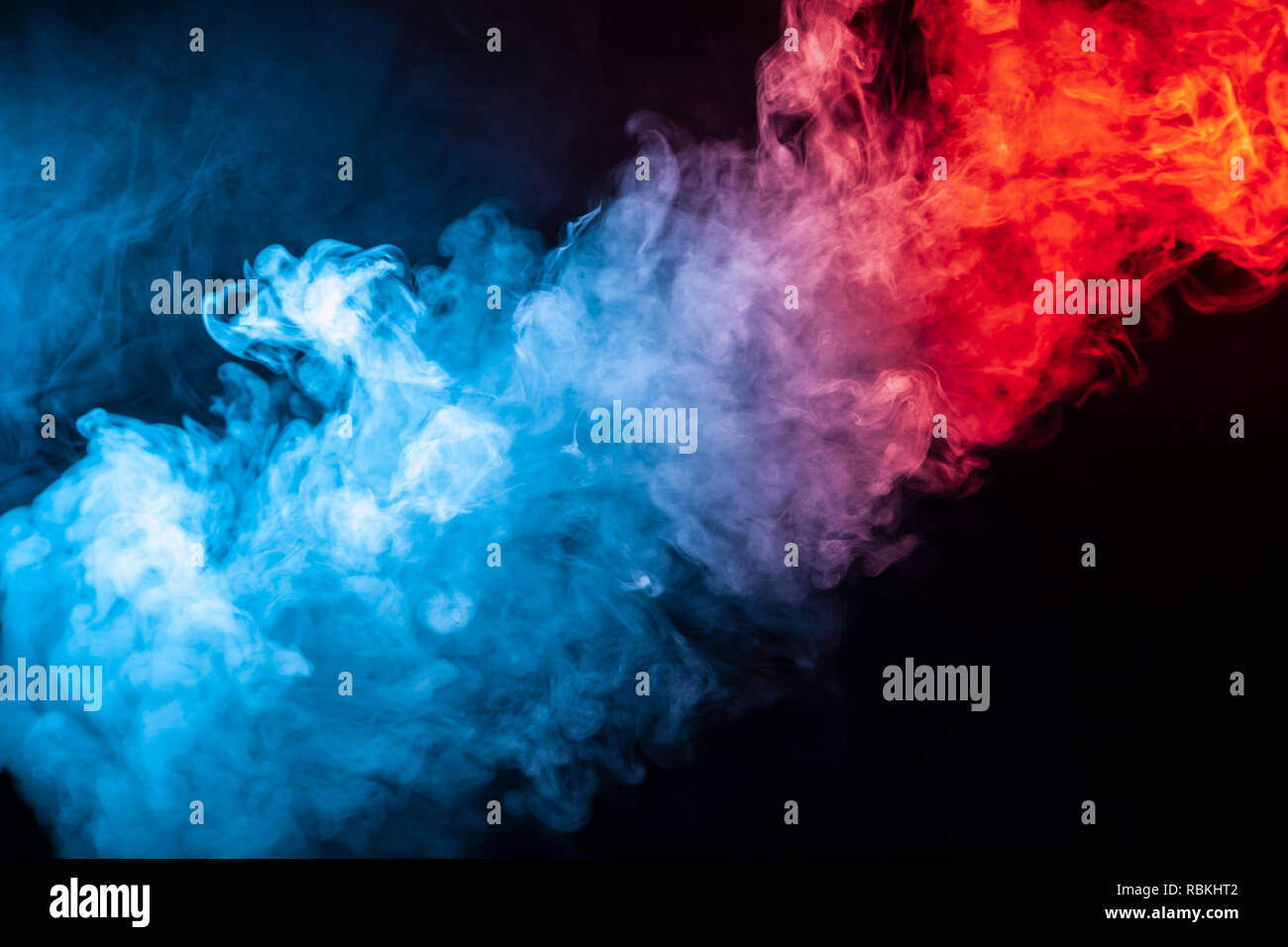Una colonna di fumo colorato di blu e rosso di colore da un WAP di una forma astratta tendente verso l'alto su un isolato nero lo sfondo. Foto Stock