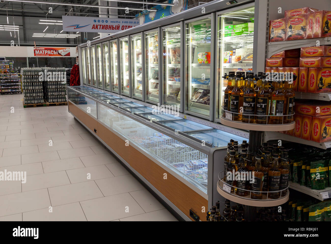 Novosibirsk, Russia - 08.12.2018: fruttivendolo vetrine con frigoriferi pieni di cibo in un centro commerciale senza persone Foto Stock