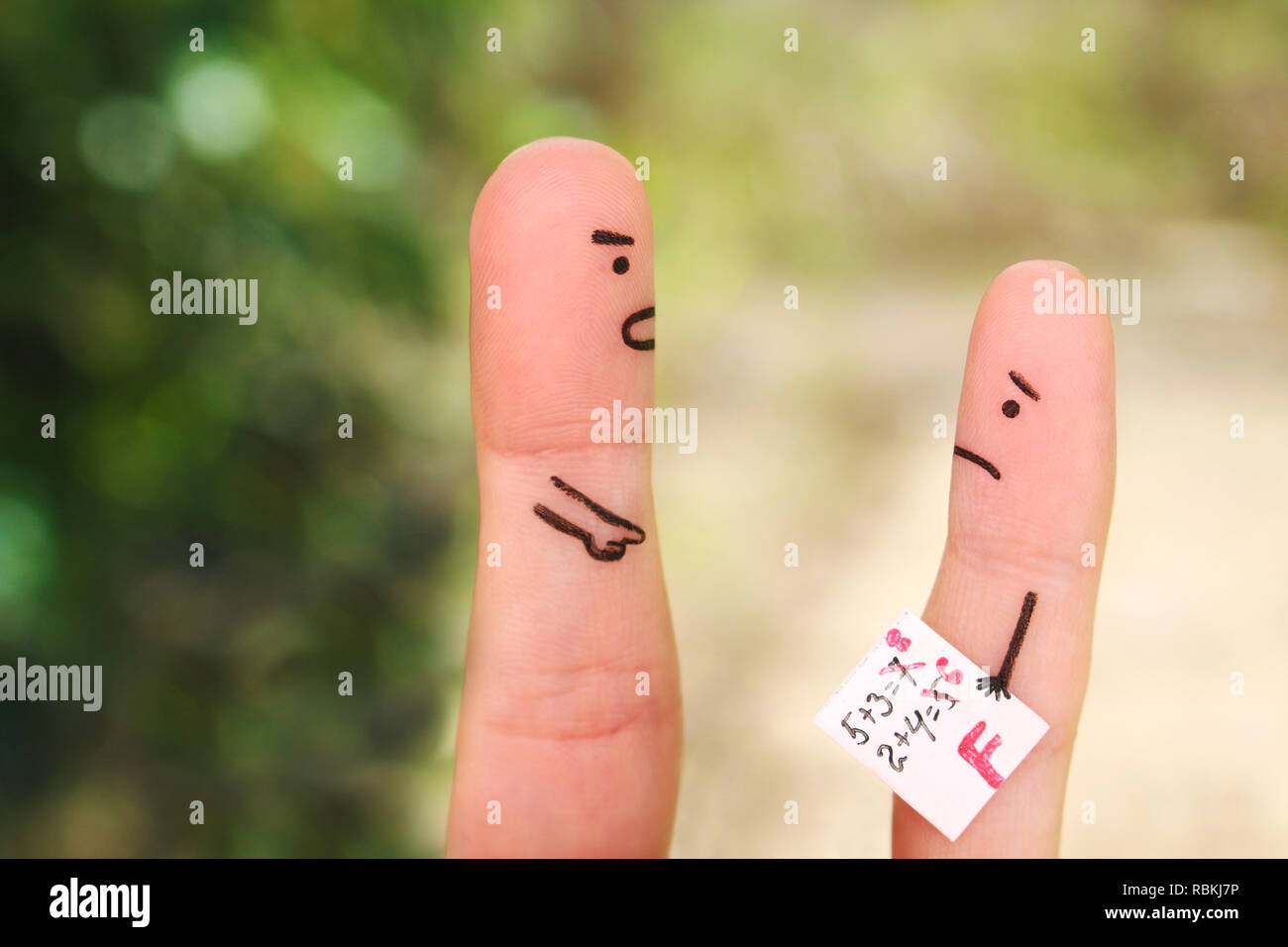 Dita arte del popolo. Concetto di boy ha avuto una cattiva qualità, uomo scolding bambino. Foto Stock