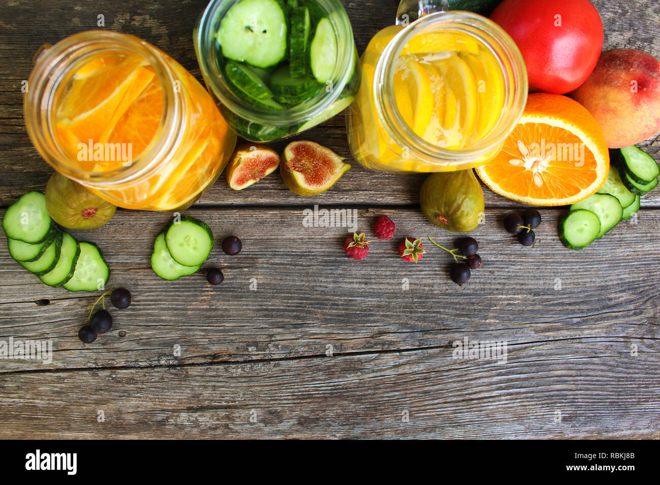 Diverse bevande, frutta e verdura su sfondo di legno. Vista dall'alto. Lay piatto. Foto Stock