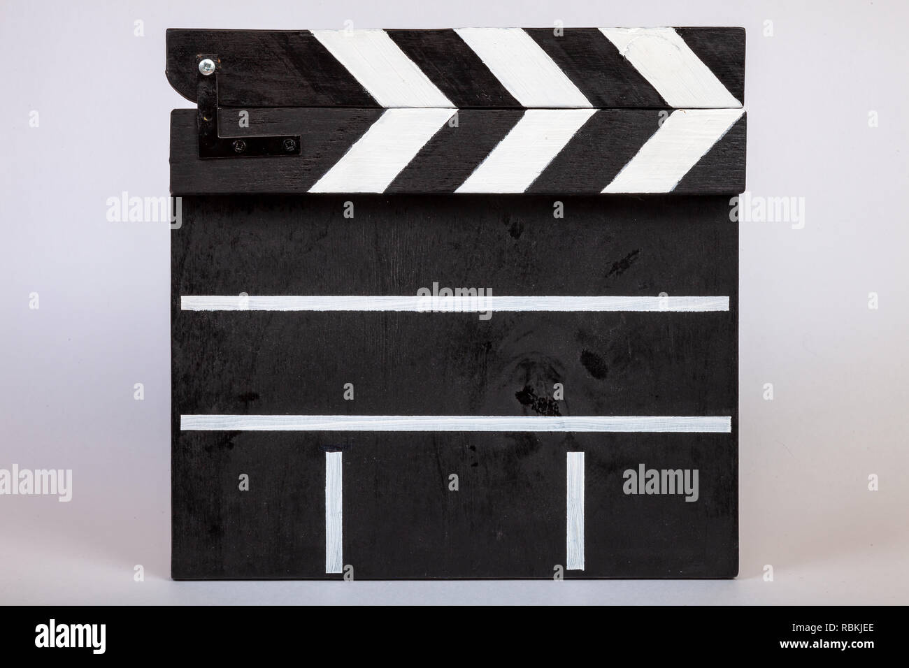 Battaglio per indicare l'inizio di un film o video clip realizzati in legno  e dipinto di bianco e nero con strisce in forma chiusa su un isola bianca  Foto stock - Alamy