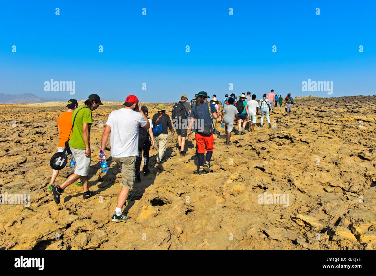 Overtourism, gruppi di turisti sulla via di Dallol caldera, campo geotermico di Dallol, Danakil depressione di Afar, Triangolo, Etiopia Foto Stock