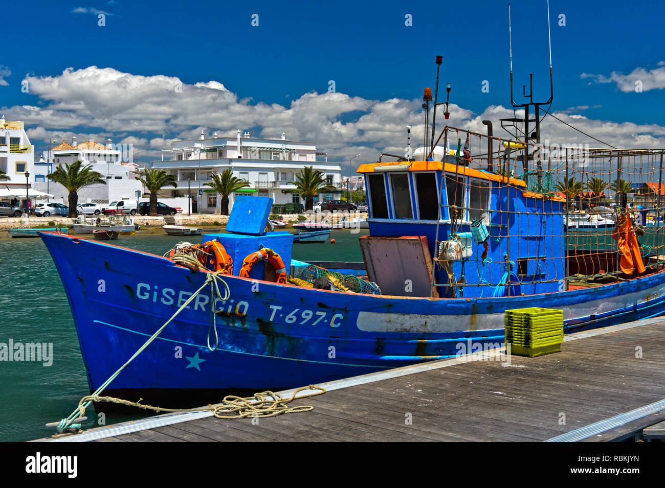 Peschereccio nel porto di Santa Luzia, Algarve, PORTOGALLO Foto Stock