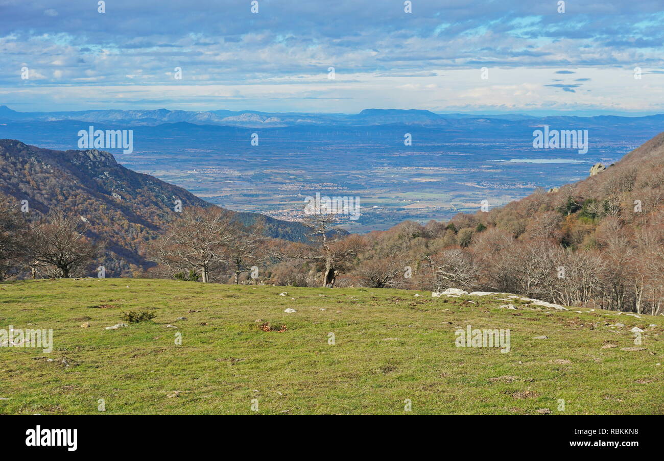 La Francia vista sulla pianura di Rossiglione dall'Albera mountain range, Pirenei Orientali Foto Stock
