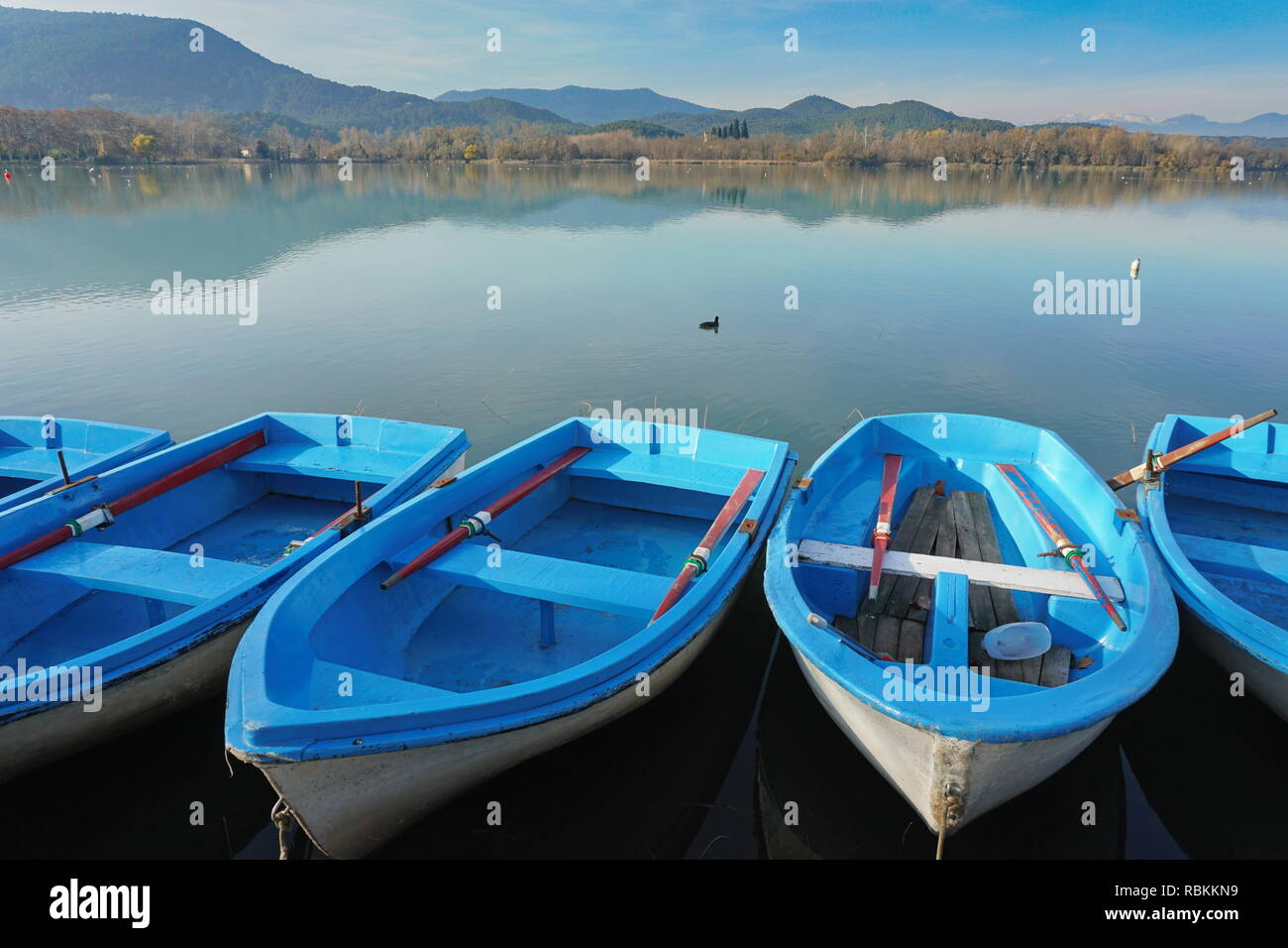 Il lago di Banyoles con piccole imbarcazioni in primo piano, provincia di Girona, in Catalogna, Spagna Foto Stock