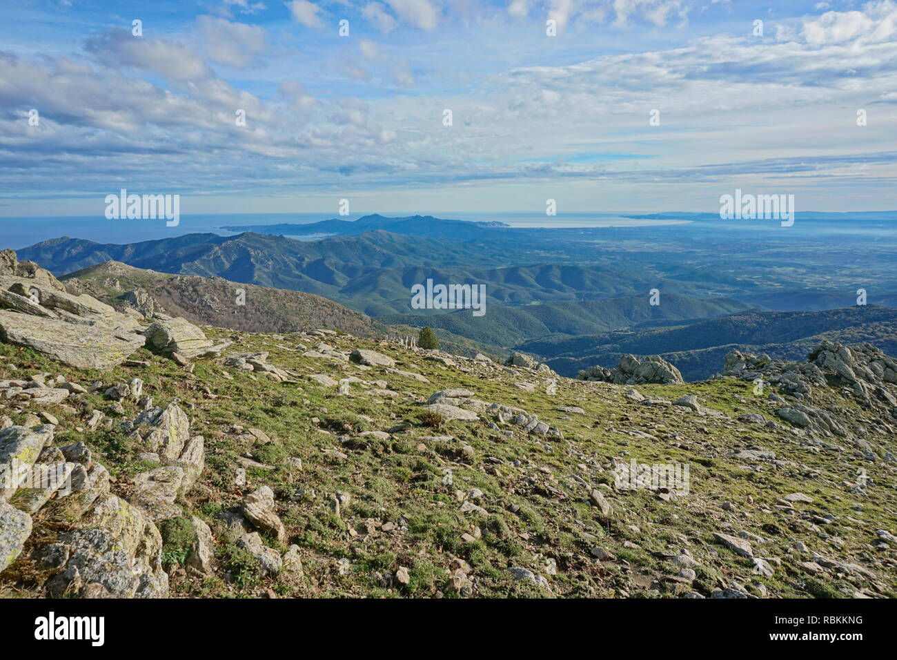 Paesaggio dal Albera mountain al confine tra Spagna e Francia con il mar Mediterraneo e il golfo di Rosas in background, Pirenei Foto Stock