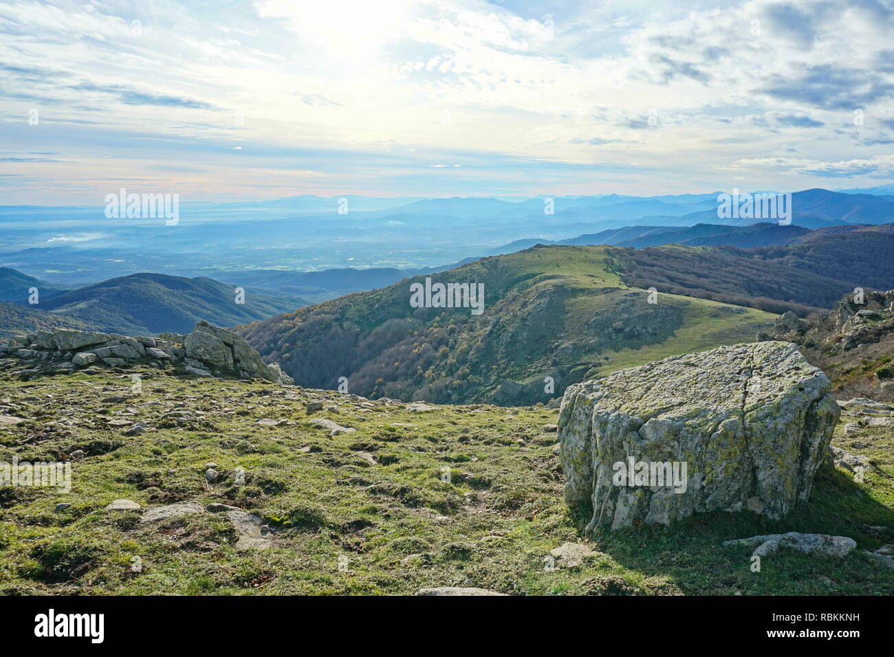 Panorama dalla cima del Albera mountain range al confine tra Spagna e Francia, Pirenei, Catalonia, Alt Emporda Foto Stock