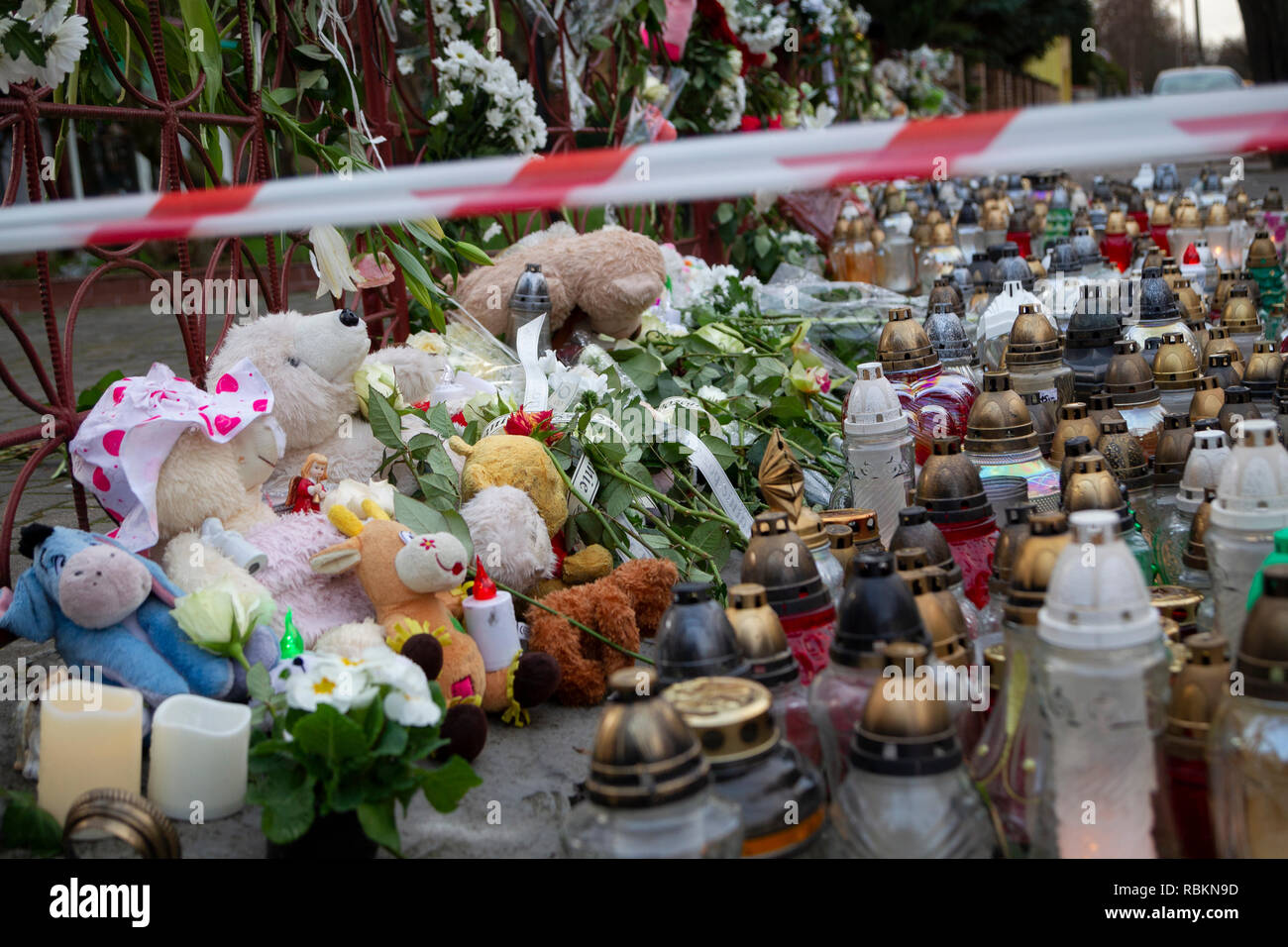 Koszalin, Polonia 10 gennaio 2019. Cerimonie funebri per cinque vittime di 15-anno-vecchio ragazze: Karolina Helena Barabas, Julia Pawlak, Wiktoria Pietras, Amelia Wieczorek, Malgorzata Tymieniecka in un tragico incendio nella sala di escape in Koszlin. Credito: Slawomir Kowalewski/Alamy Live News Foto Stock
