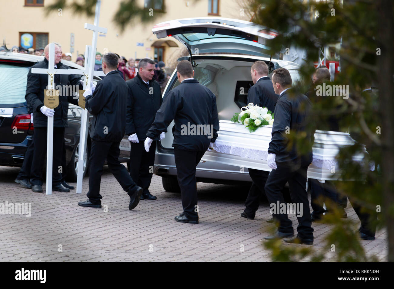 Koszalin, Polonia 10 gennaio 2019. Cerimonie funebri per cinque vittime di 15-anno-vecchio ragazze: Karolina Helena Barabas, Julia Pawlak, Wiktoria Pietras, Amelia Wieczorek, Malgorzata Tymieniecka in un tragico incendio nella sala di escape in Koszlin. Credito: Slawomir Kowalewski/Alamy Live News Foto Stock