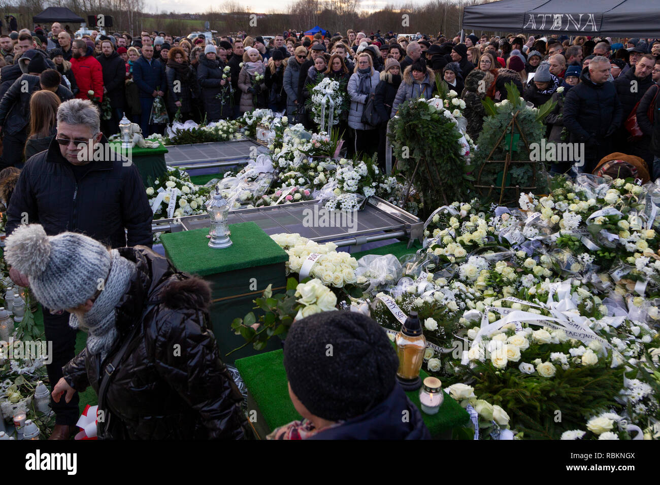 Koszalin, Polonia 10 gennaio 2019. Cerimonie funebri per cinque vittime di 15-anno-vecchio ragazze: Karolina Helena Barabas, Julia Pawlak, Wiktoria Pietras, Amelia Wieczorek, Malgorzata Tymieniecka in un tragico incendio nella sala di escape in Koszlin. Credito: Slawomir Kowalewski/Alamy Live News Foto Stock