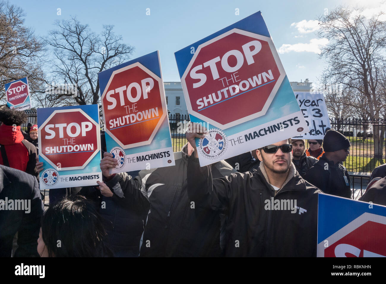 Washington, DC, Stati Uniti d'America. Il 10 gennaio, 2019. La protesta della parziale arresto del governo, centinaia di furloughed nonché di lavoro non retribuito per i dipendenti federali e i sostenitori hanno marciato verso la casa bianca dopo un rally al di fuori del vicino AFL-CIO sede, dove hanno sentito dai leader sindacali e membri del Congresso chiamando per Presidente Trump repubblicano e il leader della maggioranza del senato Mitch McConnell per terminare l'arresto. Bob Korn/Alamy Live News Foto Stock