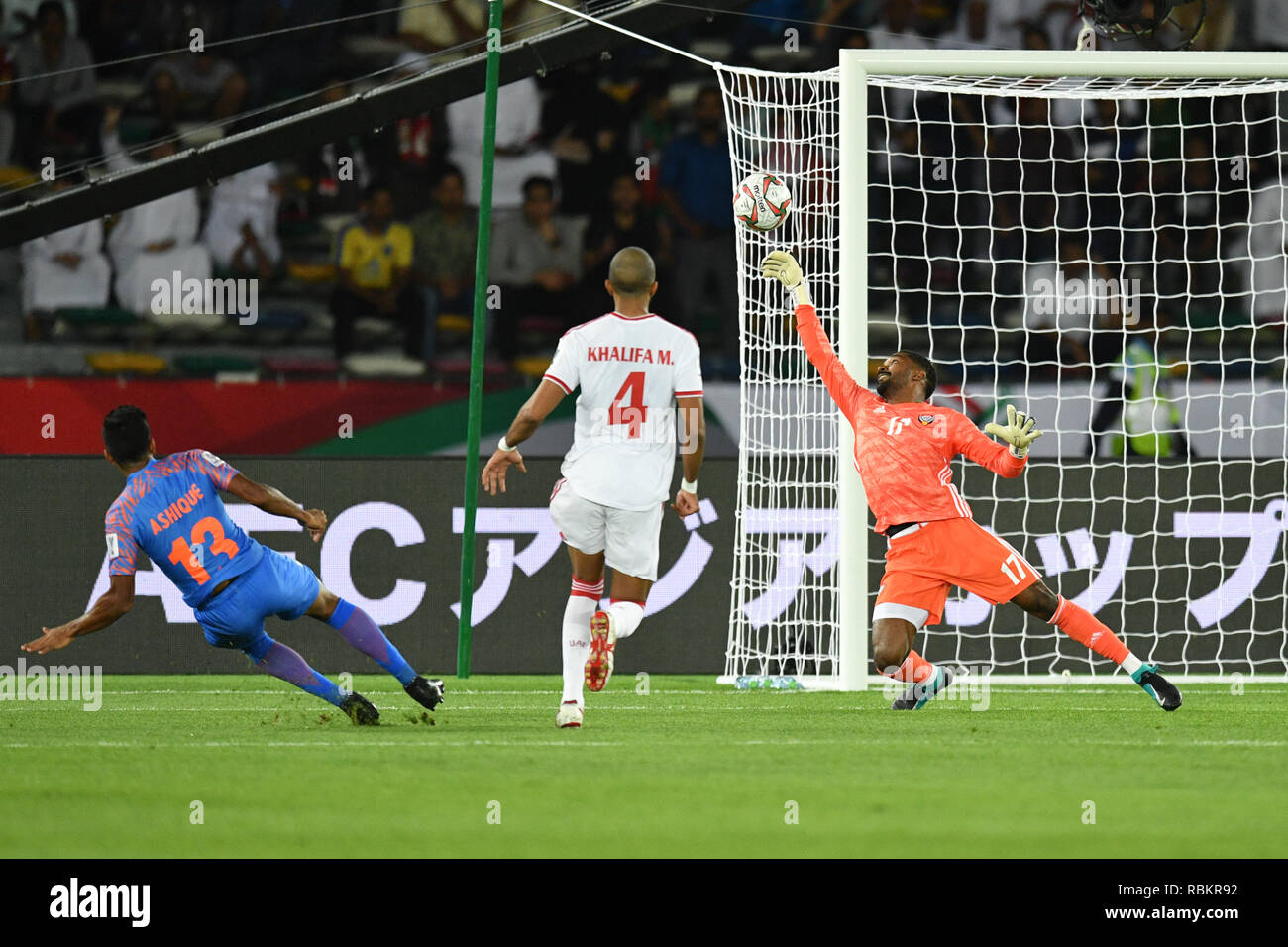 Abu Dhabi, negli Emirati Arabi Uniti. Credito: MATSUO. Decimo gen, 2019. (L-R) Ashique Kuruniyan (IND), Khalifa M Ghanim, Khalid Eisa Bilal (UAE) Calcio/Calcetto : AFC Asian Cup 2019, Gruppo un match tra India 0-2 Emirati Arabi Uniti all Zayed Sport City Stadium di Abu Dhabi, negli Emirati Arabi Uniti. Credito: MATSUO .K AFLO/sport/Alamy Live News Foto Stock