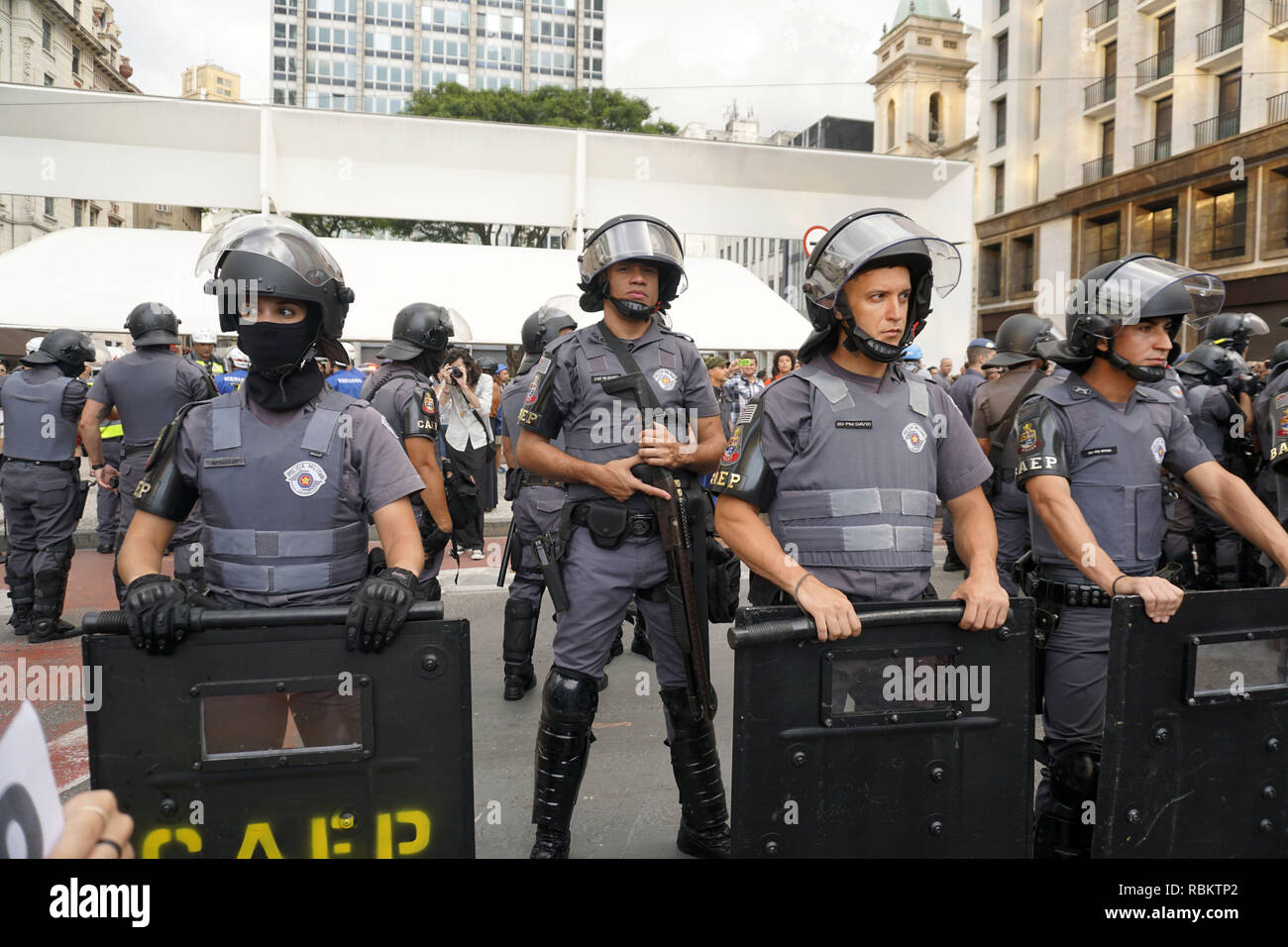 Sao Paulo, Brasile. Decimo gen, 2019. Protesta brasile - Centinaia di brasiliani hanno partecipato a manifestazioni di protesta in Sao Paulo, contro l' aumento del prezzo dei trasporti pubblici, tra una forte presenza della polizia. Il rally è stato chiamato dalla passe Livre movimento (MPL) Credito: Cris Faga/ZUMA filo/Alamy Live News Foto Stock