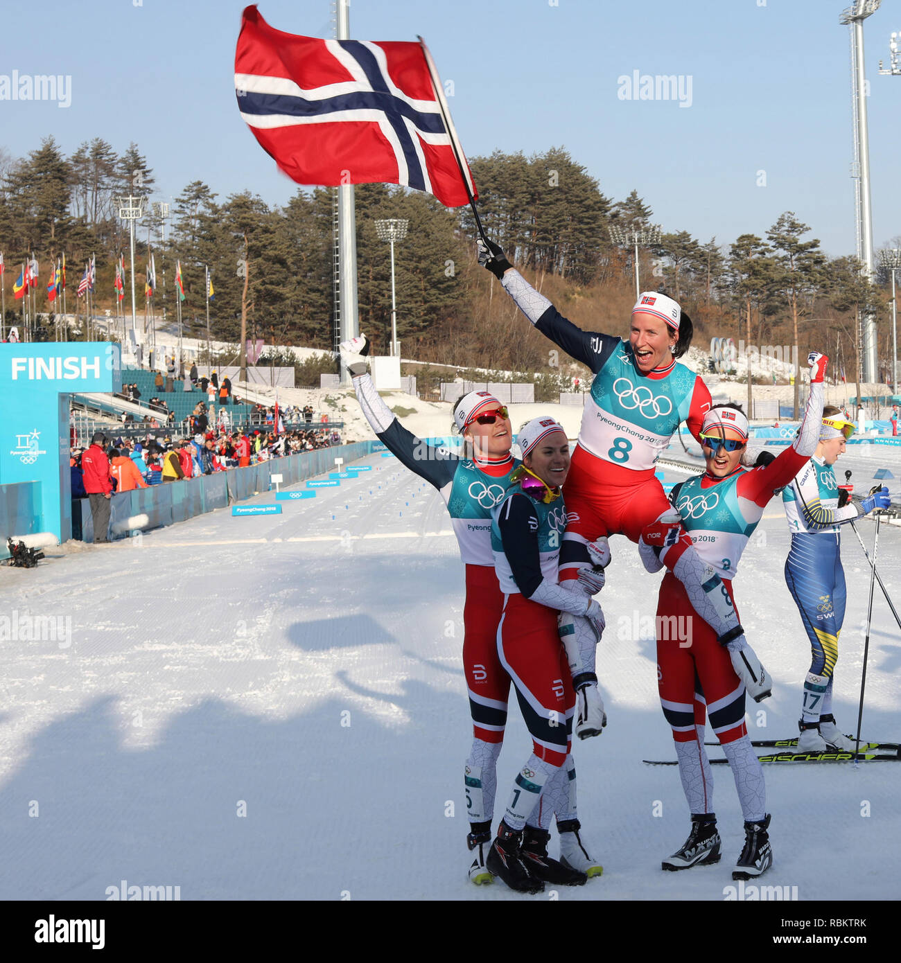 PyeongChang, Corea del Sud. Il 25 febbraio, 2018. (L-R) vincitore della medaglia d'oro ai Marit Bjoergen festeggia con la Norvegia i compagni di squadra al fine di Sci di fondo: Ladies' 30km mass start Classic presso Alpensia Sci di fondo centro durante il 2018 Pyeongchang Giochi Olimpici Invernali. Credito: Scott Kiernan Mc/ZUMA filo/Alamy Live News Foto Stock