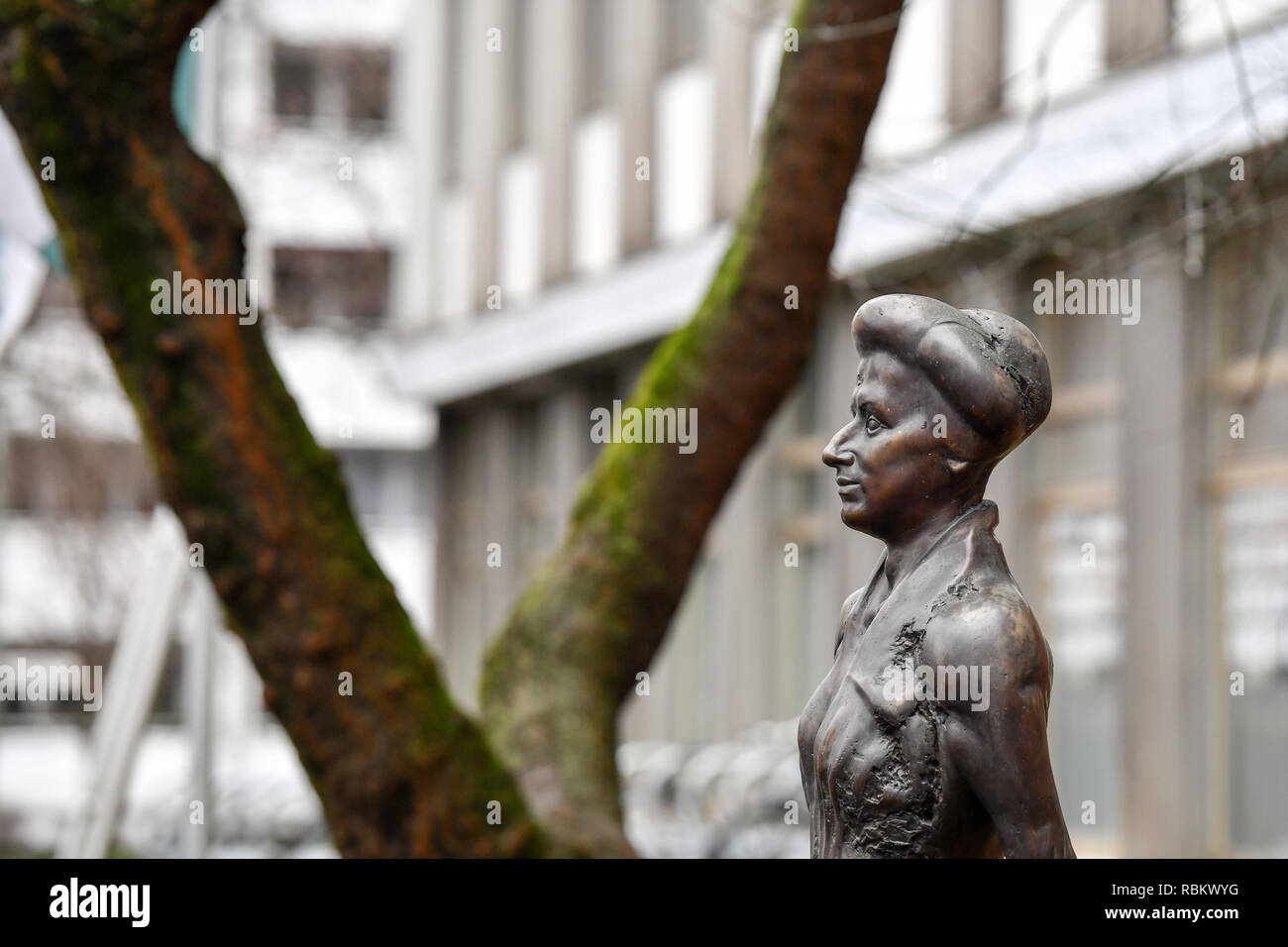 Berlino, Germania. Decimo gen, 2019. Una Rosa Luxemburg statua dello scultore Rolf Biebl sul Franz-Mehring-Platz davanti alla pubblicazione e edificio editoriale del giornale Neues Deutschland. Lei è stata assassinata il 15 gennaio 1919. Credito: Jens Kalaene/dpa-Zentralbild/ZB/dpa/Alamy Live News Foto Stock