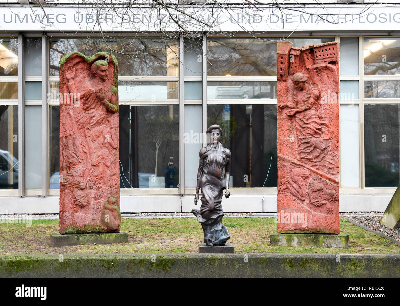 Berlino, Germania. Decimo gen, 2019. Una Rosa Luxemburg statua dello scultore Rolf Biebl sul Franz-Mehring-Platz davanti alla pubblicazione e edificio editoriale del giornale Neues Deutschland. Lei è stata assassinata il 15 gennaio 1919. Credito: Jens Kalaene/dpa-Zentralbild/ZB/dpa/Alamy Live News Foto Stock