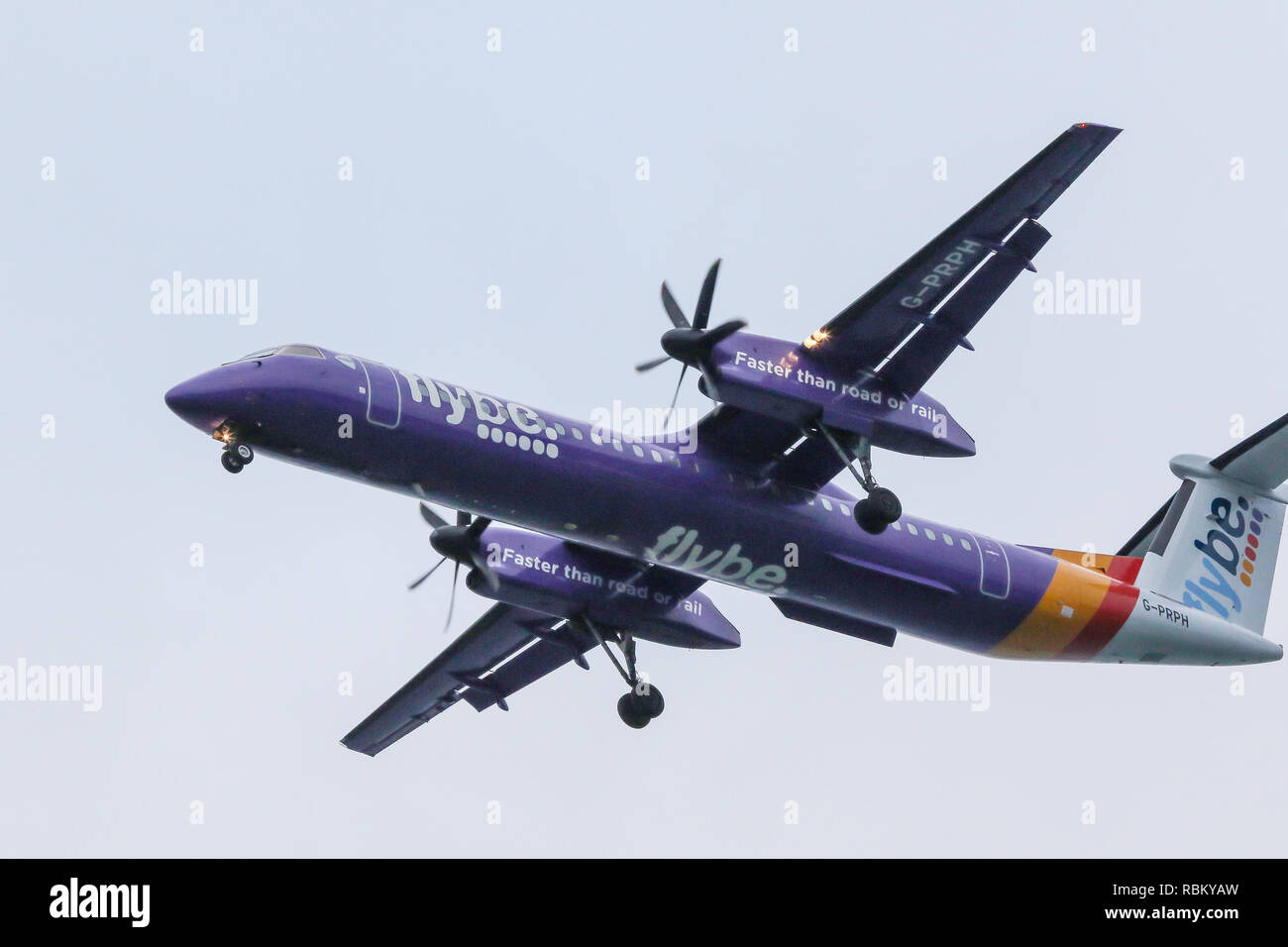 Belfast, Irlanda del Nord, Regno Unito. Il 10 gennaio, 2019. Flybe aeromobili provenienti in terreni a George Best City Airport. La mattina seguente è stato annunciato che Flybe, che aveva emesso un avvertimento profitti torna in ottobre, è stato acquistato da un consorzio che includeva la Virgin Atlantic, Stobart Group e altri. Credito: David Hunter/Alamy Live News. Foto Stock