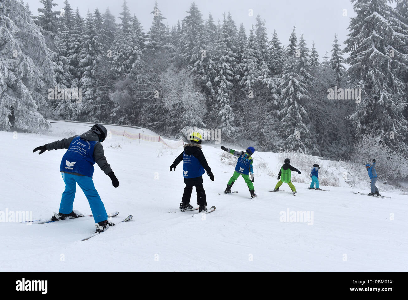 Wasserkuppe, Germania. Xi gen, 2019. Piccoli sciatori imparare a sciare sulla Wasserkuppe in buone condizioni invernali. Credito: Uwe Zucchi/dpa/Alamy Live News Foto Stock