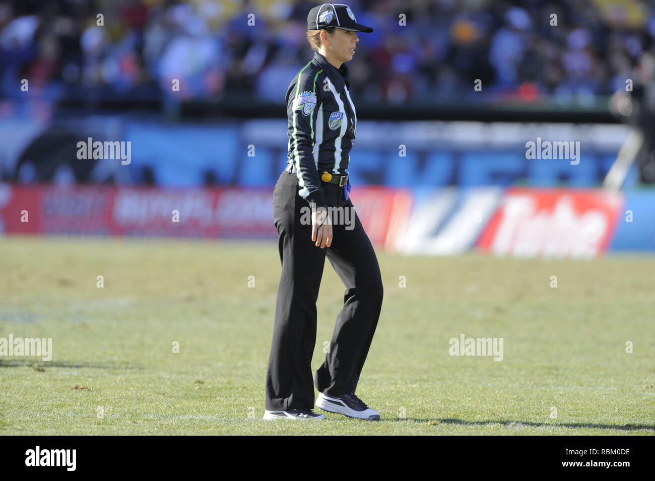 Omaha, NE, Stati Uniti d'America. 27 Nov, 2010. Arbitro femmina Sarah Thomas durante la Florida Tuskers vs. Las Vegas locomotori United Football League Championship Game al Rosenblatt Stadium su nov. 27, 2010 in Omaha, Nebraska. Las Vegas ha vinto il gioco 23-20. © 2010 Scott A. Miller Credit: Scott A. Miller/ZUMA filo/Alamy Live News Foto Stock