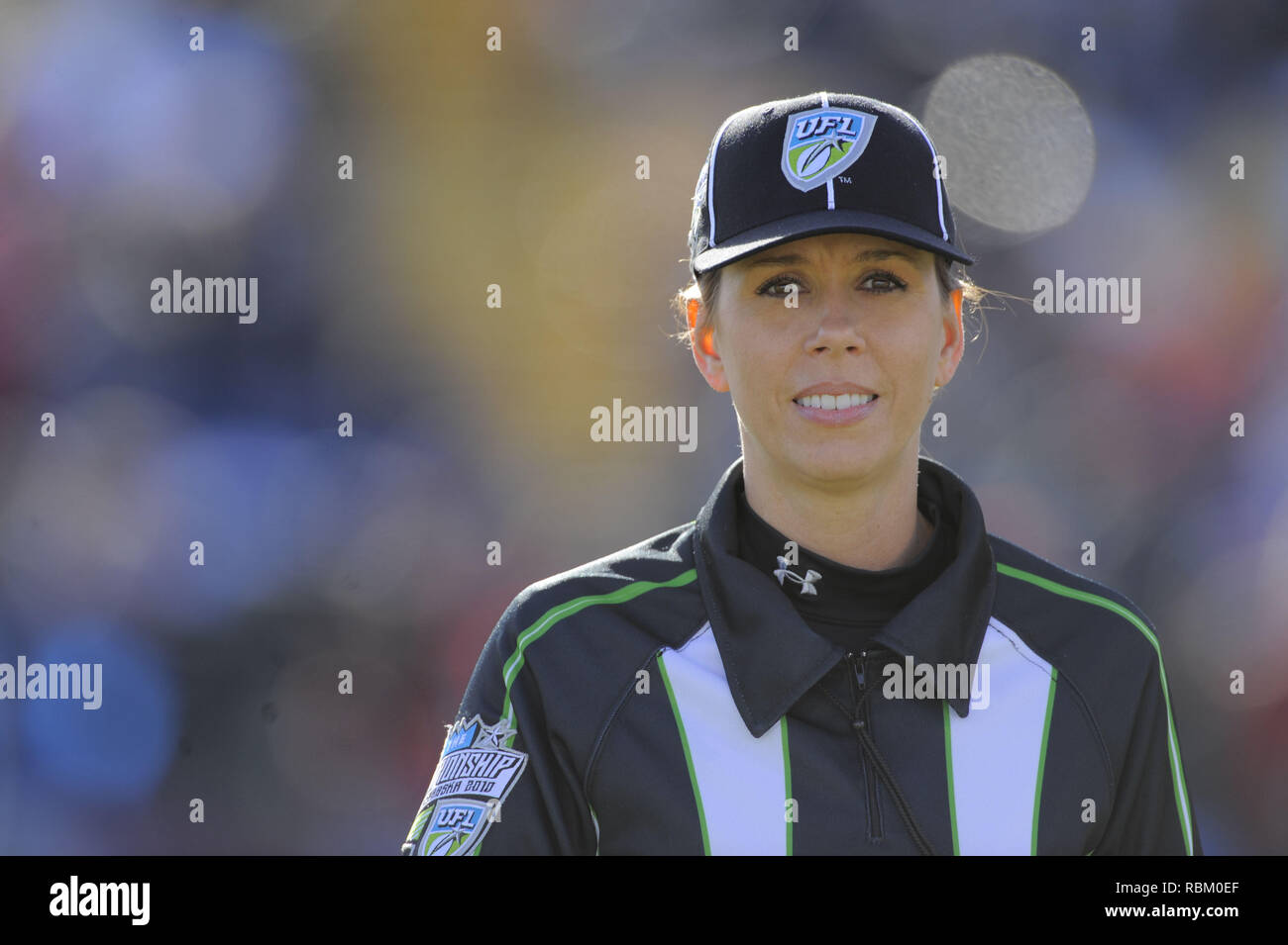 Omaha, NE, Stati Uniti d'America. 27 Nov, 2010. Arbitro femmina Sarah Thomas durante la Florida Tuskers vs. Las Vegas locomotori United Football League Championship Game al Rosenblatt Stadium su nov. 27, 2010 in Omaha, Nebraska. Las Vegas ha vinto il gioco 23-20. © 2010 Scott A. Miller Credit: Scott A. Miller/ZUMA filo/Alamy Live News Foto Stock