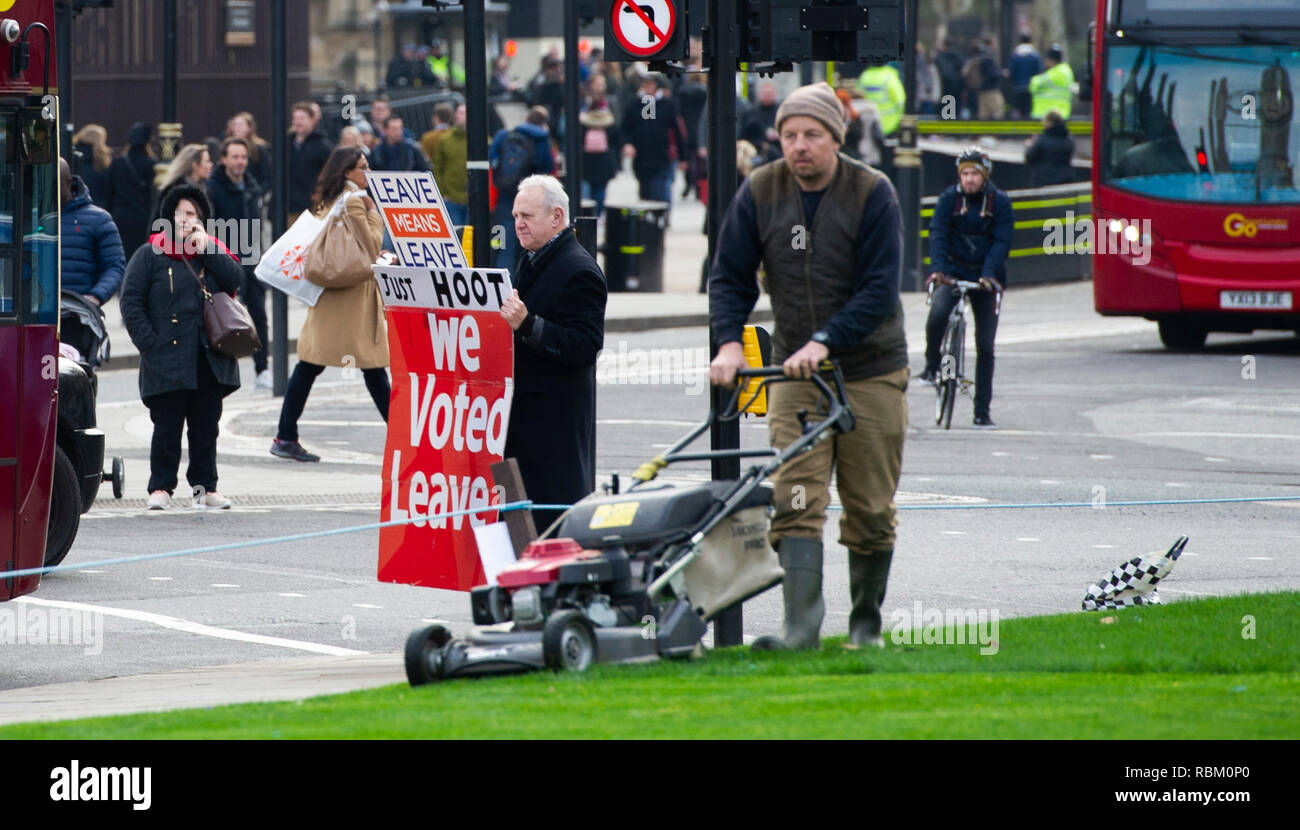 Londra, Regno Unito. Xi gen, 2019. Pro Brexit e lasciare Ora gli attivisti fuori le case del Parlamento europeo a Londra oggi come prosegue il dibattito sul primo ministro Theresa Maggio la trattativa che sarà votata la prossima settimana . Credito: Simon Dack/Alamy Live News Foto Stock