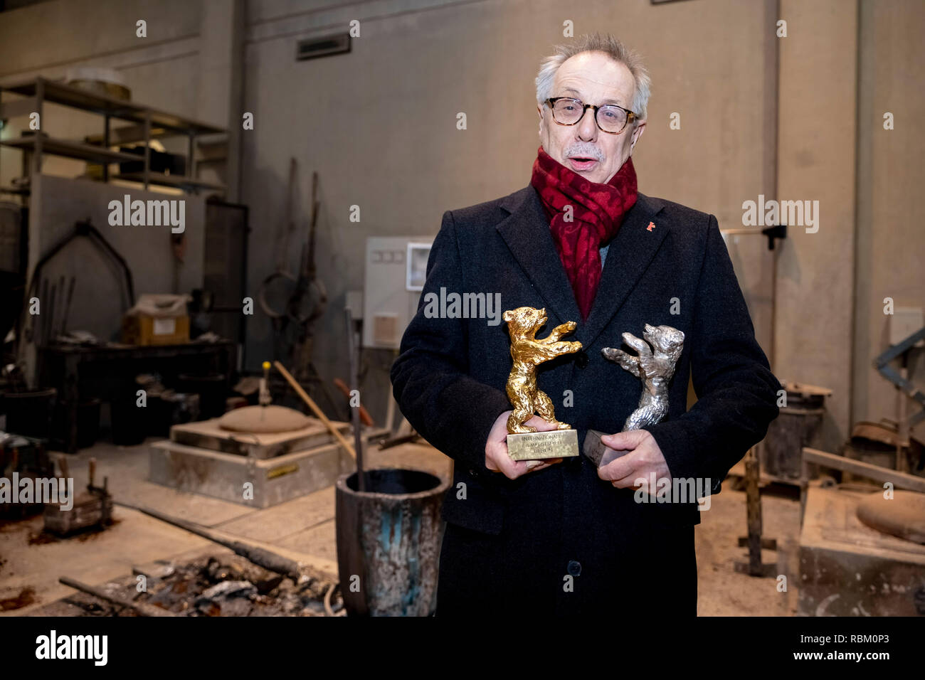 11 gennaio 2019, Berlin: Dieter Kosslick, Direttore del Festival Internazionale del Cinema di Berlino, sorge con due Berlinale porta nelle sue braccia a Hermann Noack fonderia. In fonderia i trofei per il Festival Internazionale del Film sono preparati. Foto: Christoph Soeder/dpa Foto Stock