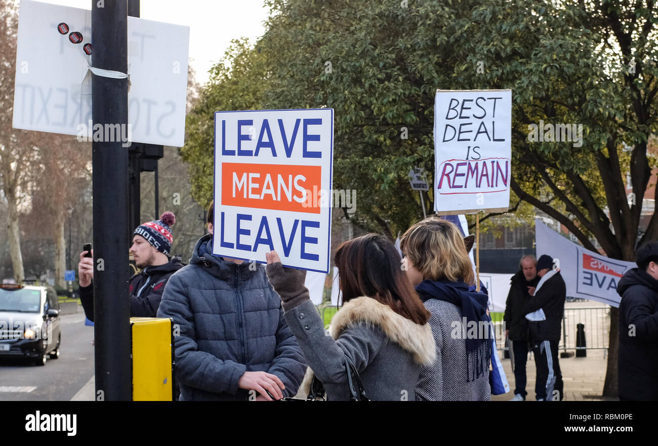 Londra, Regno Unito. Xi gen, 2019. Pro Brexit e anti Brexit cartelloni fuori le case del Parlamento europeo a Londra oggi come prosegue il dibattito sul primo ministro Theresa Maggio la trattativa che sarà votata la prossima settimana . Credito: Simon Dack/Alamy Live News Foto Stock