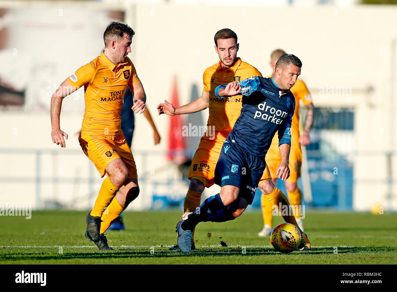 ALBUFEIRA ALGARVE , , Stadium Estadio da Nora , 11-01-2019 , Vitesse - Livingston amichevole , calcetto , olandese Eredivisie stagione 2018 - 2019 . Vitesse player Bryan Linssen (R) sulla palla durante il gioco Vitesse - Livingston . Foto Stock