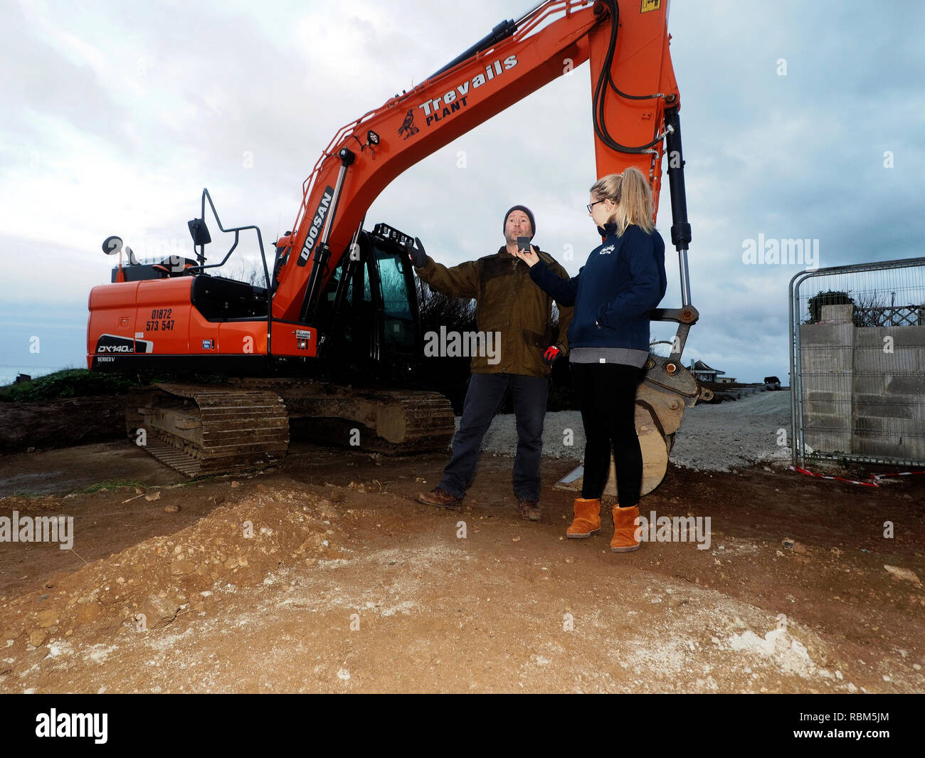 Newquay, Cornwall, Regno Unito. 11 gen 2019. Land grab protesta contro il ducato di Cornovaglia terra come una strada appartata locale e la strada è catturato da una proprietà sviluppatore. Una parte importante del sud ovest via costiera è stata bloccata dai macchinari pesanti e il tratto di strada coperto di terra.50 plus uomo residenti un blocco. Newquay,cornwall, Regno Unito. Credito: Robert Taylor/Alamy Live News Foto Stock