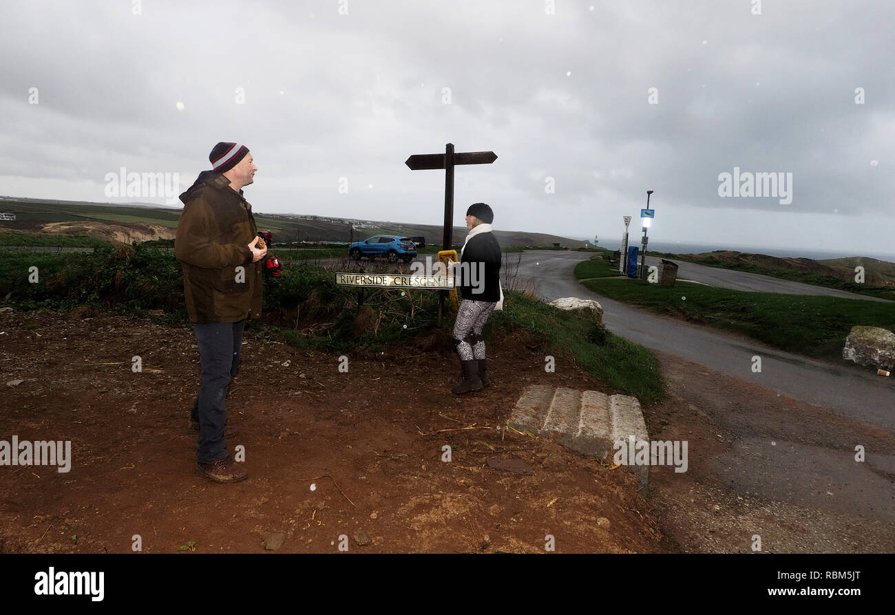 Newquay, Cornwall, Regno Unito. 11 gen 2019. Land grab protesta contro il ducato di Cornovaglia terra come una strada appartata locale e la strada è catturato da una proprietà sviluppatore. Una parte importante del sud ovest via costiera è stata bloccata dai macchinari pesanti e il tratto di strada coperto di terra.50 plus uomo residenti un blocco. Newquay,cornwall, Regno Unito. Credito: Robert Taylor/Alamy Live News Foto Stock