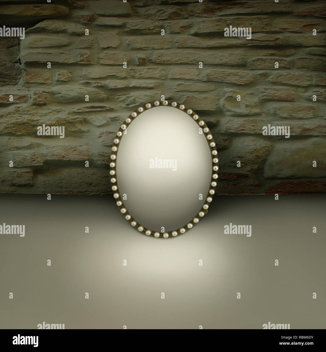 Piccolo specchio con cornice vintage decorata in perle in appoggio su un piano e con sfondo brickwall Foto Stock