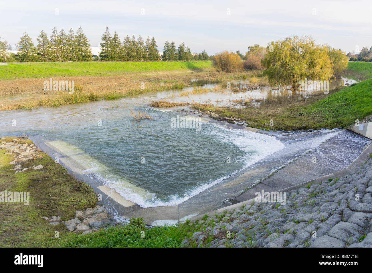 Acqua essendo rilasciato nel fiume Guadalupe a Fairway Glen stazione Tempesta, Santa Clara, South San Francisco Bay, California Foto Stock