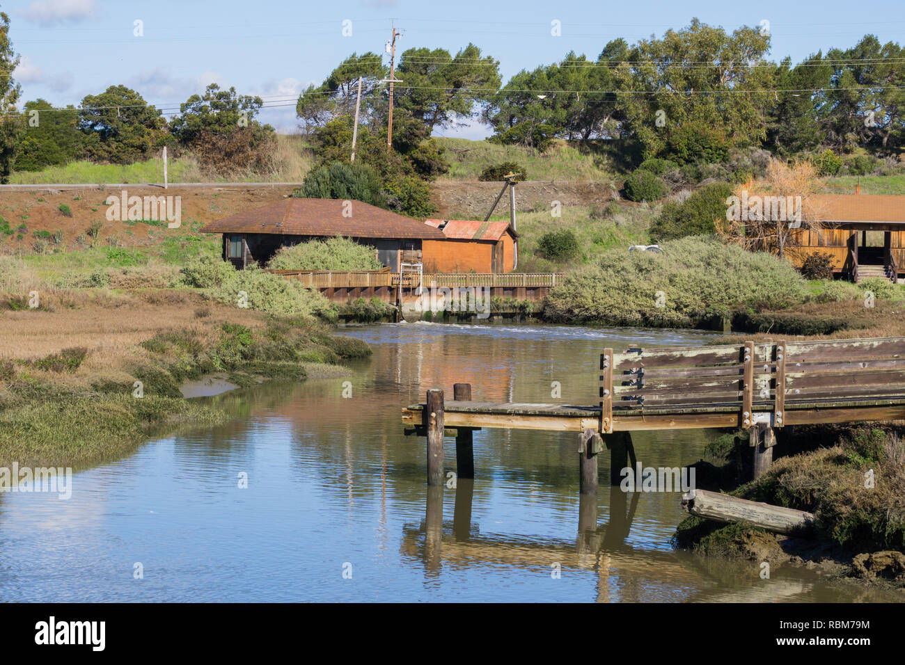 Piattaforma di osservazione e di controllo del livello dell'acqua dalla stazione di background, Don Edwards Wildlife Refuge, Fremont, San Francisco Bay Area, California Foto Stock